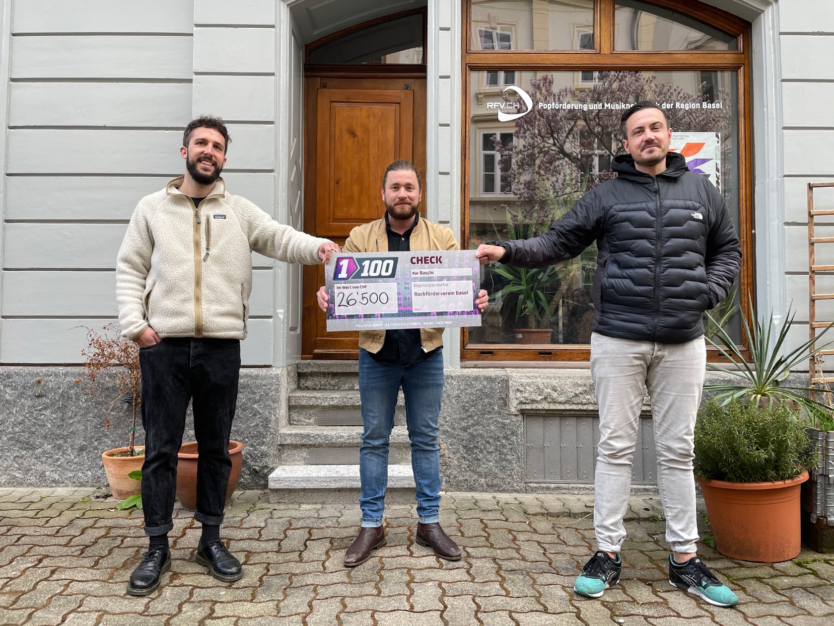 Baschi spendet 26 500 CHF an den RFV Basel (links Alain Schnetz, rechts Tobias Gees vom RFV) © RFV Basel 2021