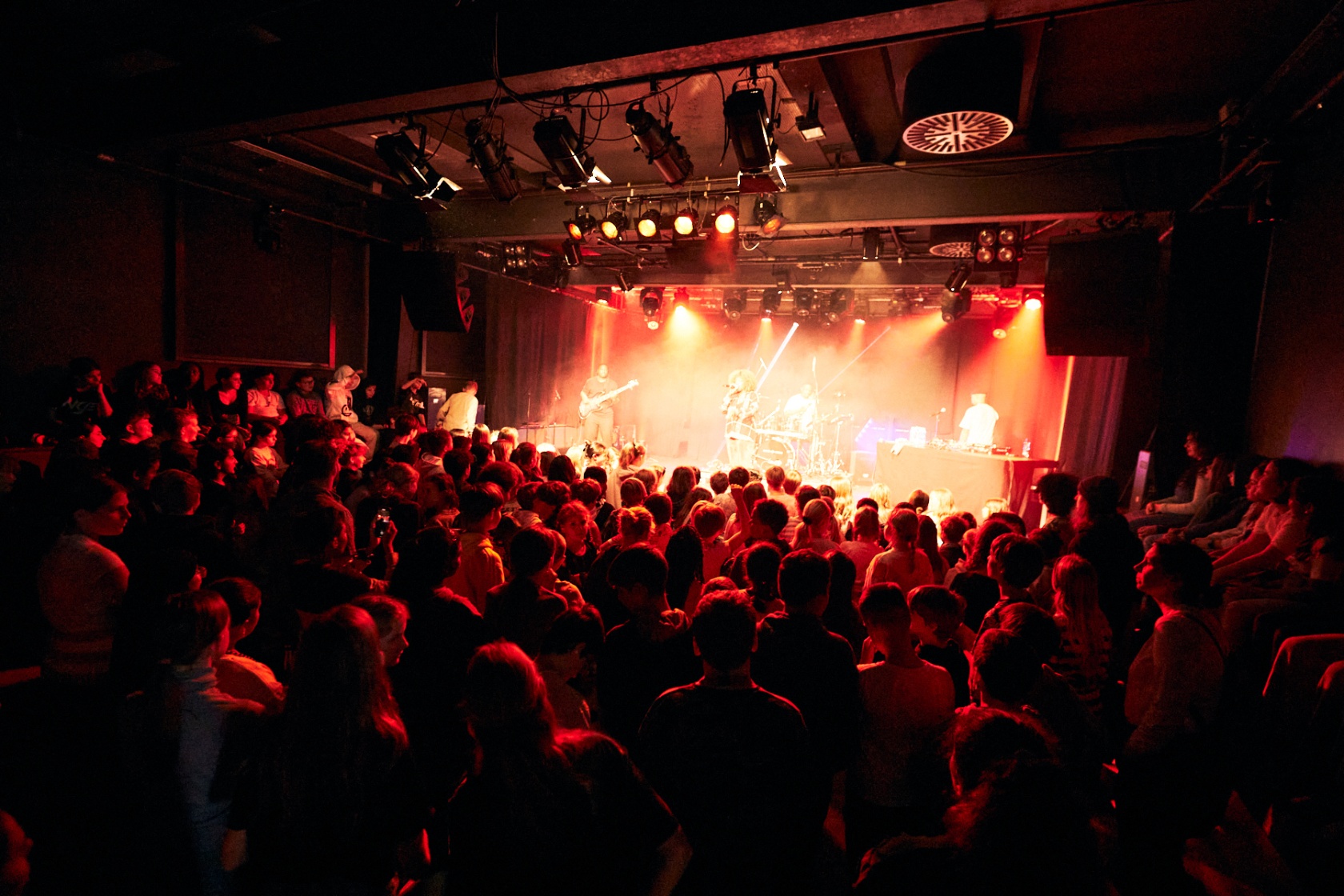 Die Kaserne ist voll - Konzertstimmung garantiert! © Samuel Bramley