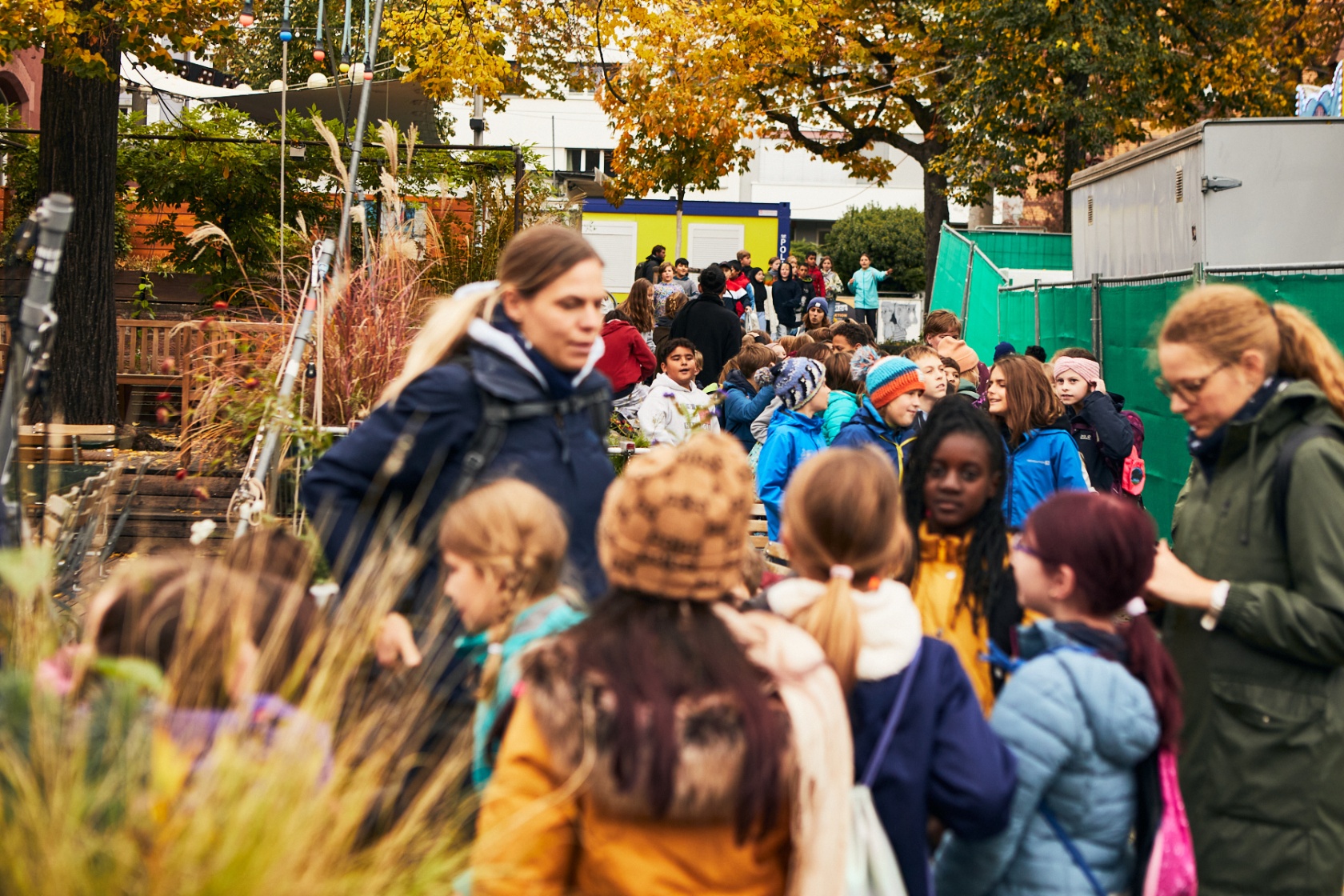 250 Schüler*innen auf dem Weg in die Kaserne © Samuel Bramley