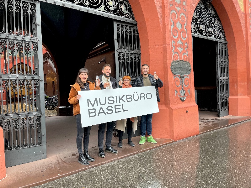 Vorstandsmitglieder und Geschäftsleiter vor dem Rathaus