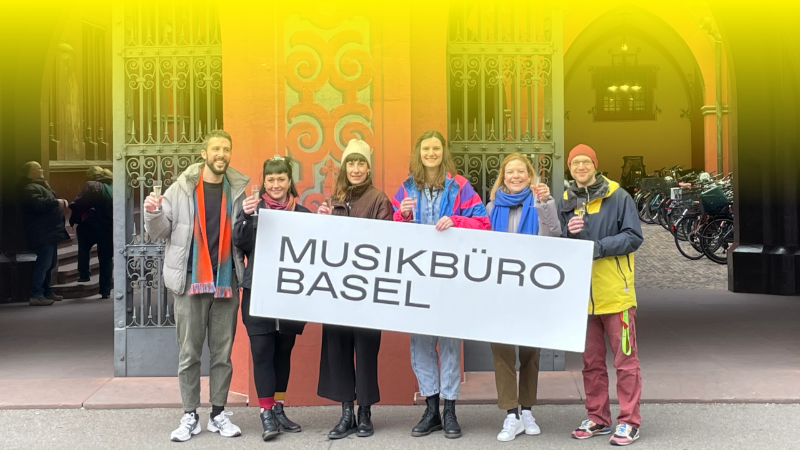 Teile des Vorstands und des Teams nach dem Entscheid vor dem Rathaus